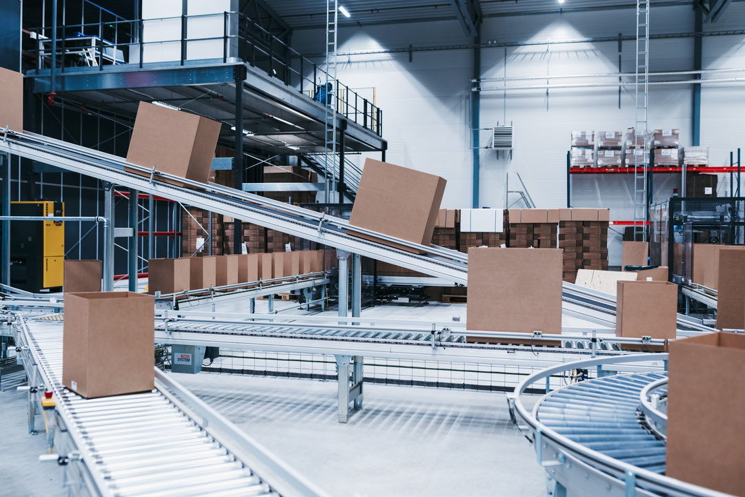 Boxes moving on conveyors in the fulfilment centre